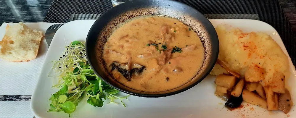 Émincé Volaille Sauce Champignons Purée Et Petits Légumes