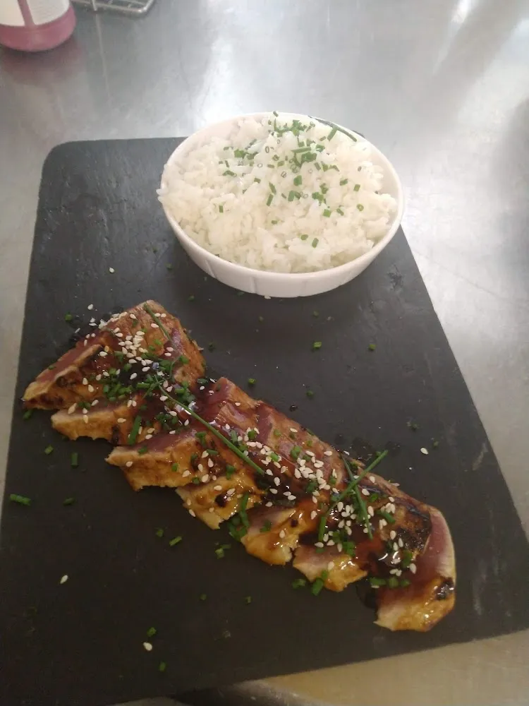 Thon Rouge Façon Tataki Au Yakitouri Sésame Et Ciboulette Avec Son Riz Longue